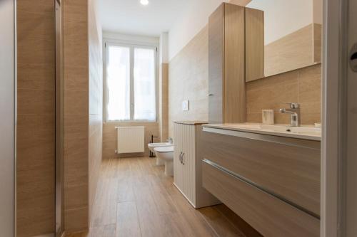 a bathroom with a sink and a toilet at Caroli Maison - Design flat 5min da Stazione in Novara
