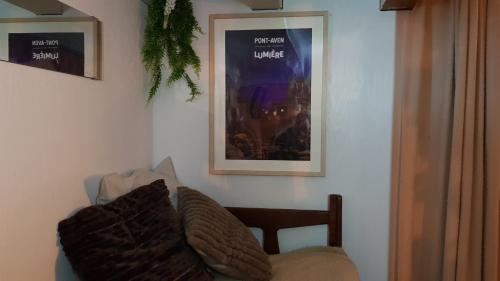 a living room with a couch and a picture on the wall at Domaine La Bonne Etoile in Le Faouët