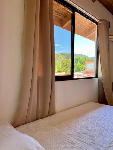 Una cama o camas en una habitación de Cabaña Hojancha