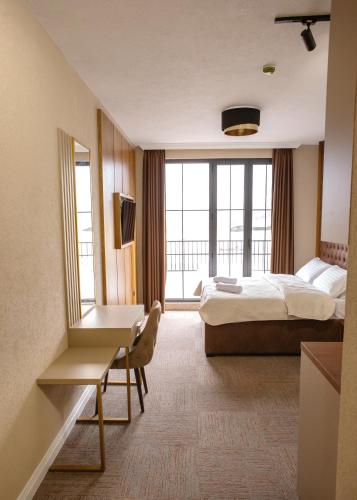 Una cama o camas en una habitación de Hotel Falcon