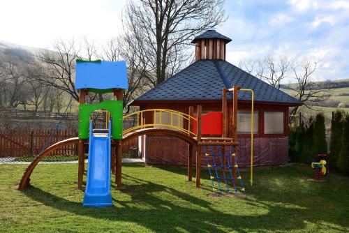 einen Spielplatz mit Rutsche und Turm in der Unterkunft Apartaments Gory in Burg Niedzica