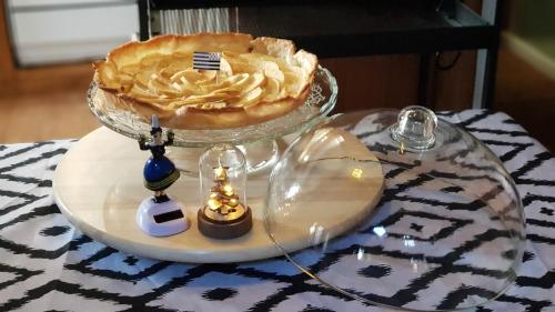 a pie on a glass plate on a table at Domaine La Bonne Etoile in Le Faouët