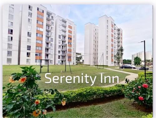 Serenity Inn Jamundi في Jamundí: شقة في وسط حديقة بها مباني