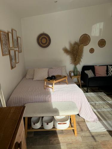 - une chambre avec un lit et une table dans l'établissement Superbe dépendance Sanary, studio jacuzzi privé, à Sanary-sur-Mer