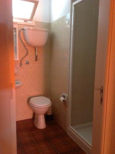 a small bathroom with a toilet and a shower at Casa Alieta in Torre Lapillo
