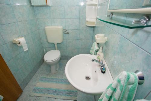 a bathroom with a sink and a toilet at Studio Apartment Mrnjica in Brela