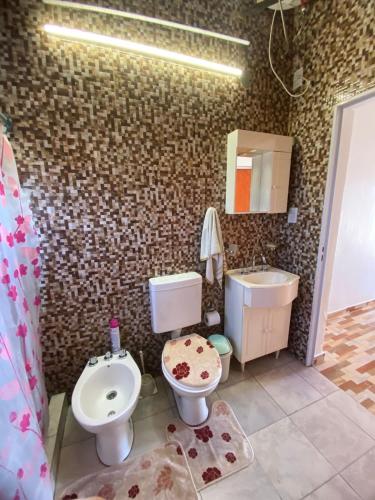 a bathroom with a toilet and a sink at el quincho in Mercedes