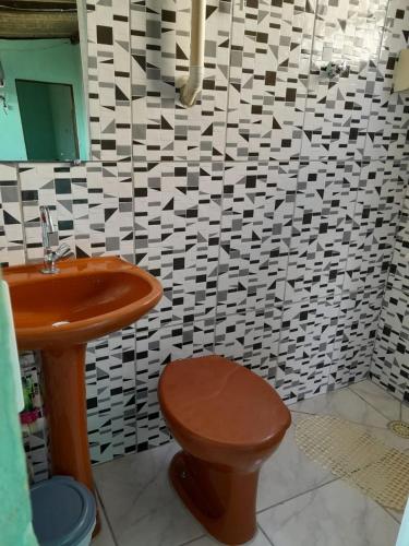 a bathroom with a wooden sink and a toilet at Casa São Thomé in São Thomé das Letras