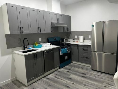 Η κουζίνα ή μικρή κουζίνα στο Basement in Keswick Edmonton