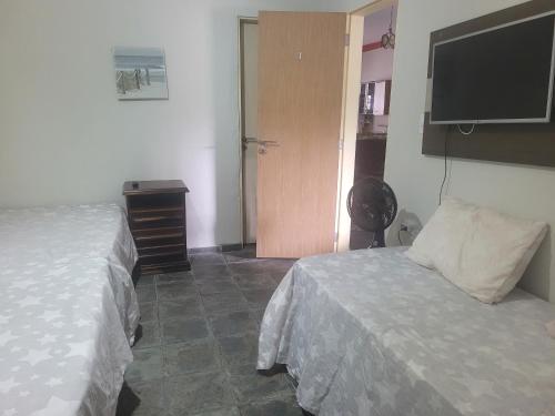 Postel nebo postele na pokoji v ubytování Casa inteira em Itanhaem com 4 dormitorios grandes