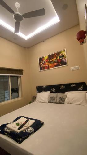 a bedroom with a bed with a ceiling at Jhankar home stay in Ujjain