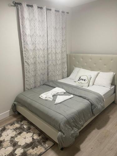 Ένα ή περισσότερα κρεβάτια σε δωμάτιο στο Modern suite in basement Upland