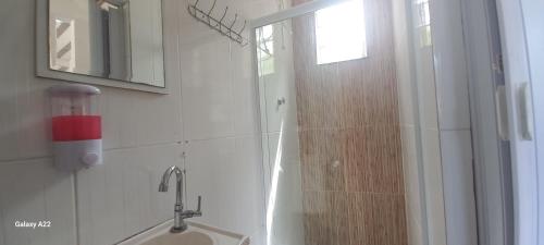 Et badeværelse på Casa temporada cachoeira grande piabetà