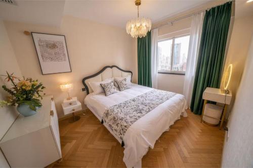 Postel nebo postele na pokoji v ubytování 上海柠檬汁民宿 Shanghai lemon juic B&B -Shanghai Lemon Deluxe Room外滩南京东路步行街