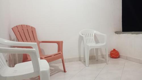 a group of chairs sitting in a room at Kaza Mamai di Fora, o conforto da sua estadia in Calheta de São Miguel