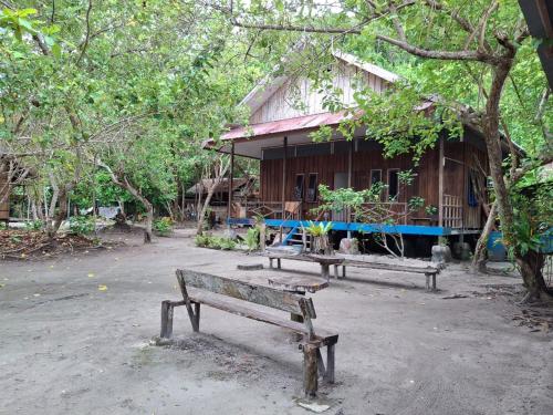Κήπος έξω από το Awom Brothers Dive Homestay
