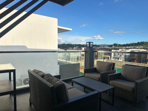 Balkoni atau teres di 3 Storey Modern Contemporary Guest House