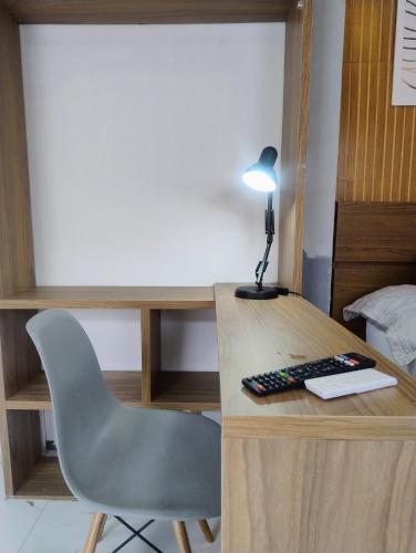 a desk with a chair and a lamp on it at Lofts Baronesa in São José dos Campos