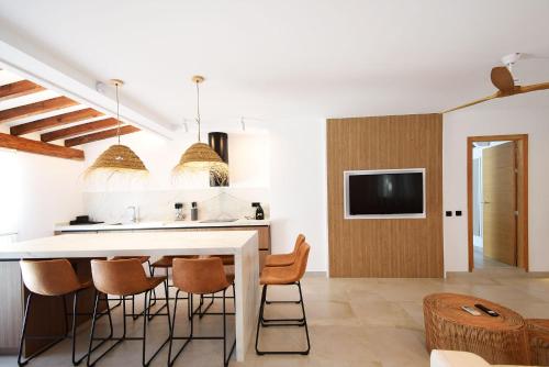 a kitchen and dining room with a white table and chairs at Residencial Bogamarí in San Antonio Bay