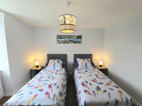 deux lits côte à côte dans une chambre dans l'établissement Maison en pierres avec jardin et parking près de Sarlat - FR-1-616-478, à Marquay