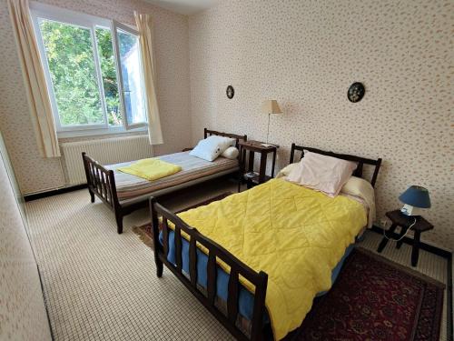 une chambre avec deux lits et une fenêtre dans l'établissement Villa calme entre bassin et océan, terrasse, 4 pers. - FR-1-736-60, à Lège-Cap-Ferret