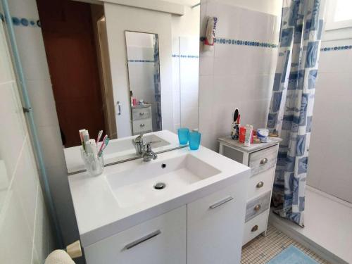 une salle de bain avec un lavabo blanc et un miroir dans l'établissement Villa calme entre bassin et océan, terrasse, 4 pers. - FR-1-736-60, à Lège-Cap-Ferret