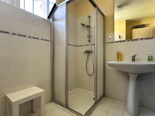 une salle de bain avec douche et lavabo dans l'établissement Villa lumineuse 3 chambres avec jardin à La Palmyre - FR-1-705-104, aux Mathes