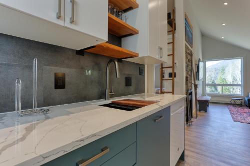 Foto sihtkohas Nelson asuva majutusasutuse "NEWLY BUILT HOME" on 5 acres by the beach galeriist