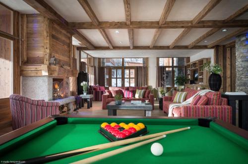 une table de billard dans un salon avec une facture dans l'établissement CGH Résidences & Spas Kalinda, à Tignes