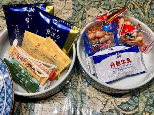 two bowls of food sitting on a table at 映画館みたいなお部屋で非日常体験 キッチン付きで家族も安心 1日1組限定貸切ステイ シンカイハウス in Izu