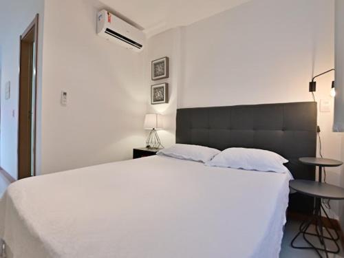 Ένα ή περισσότερα κρεβάτια σε δωμάτιο στο Flat particular no Hotel Athos Bulcão