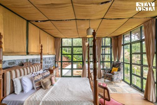 Ένα ή περισσότερα κρεβάτια σε δωμάτιο στο StayVista at Under The Stars lovedale ooty