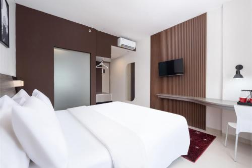 TV a/nebo společenská místnost v ubytování Hotel Neo Candi Simpang Lima - Semarang by ASTON