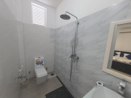 Ένα μπάνιο στο Villa Emerald & YALA safari