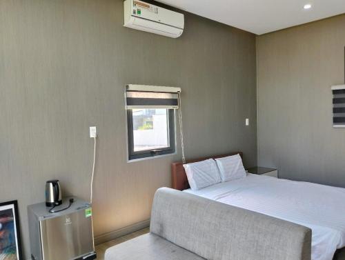 a small bedroom with a bed and a window at Đồi Sao Homestay in Buon Ma Thuot