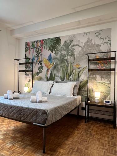 Un dormitorio con una cama con un mural en la pared. en Panorama Apartment Stresa, en Stresa