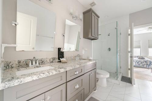 un bagno bianco con lavandino e WC di Private, city view , 5 beds, 2 balconies, Jacuzzi a Houston