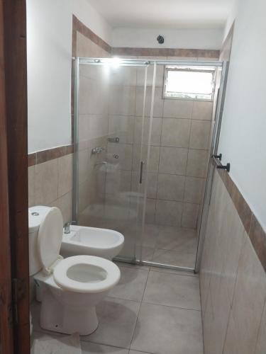 un bagno con wc e doccia in vetro di Mate host 2 a Córdoba