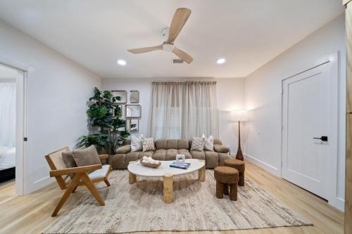 Χώρος καθιστικού στο Mediterranean Villa #5 at East Downtown