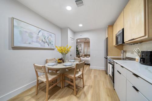 Η κουζίνα ή μικρή κουζίνα στο Mediterranean Villa #5 at East Downtown