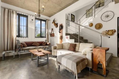 ein Wohnzimmer mit Sofa und Tisch in der Unterkunft Yesterday in Petit Brûlé