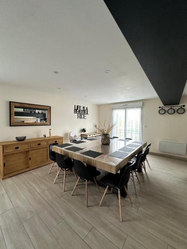 une grande salle à manger avec une table et des chaises dans l'établissement Chez Mémé, à Coligny