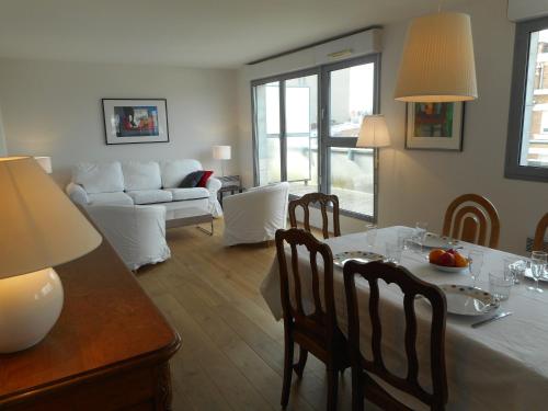 un salon avec une table, des chaises et un canapé dans l'établissement Suite Molinel, à Lille