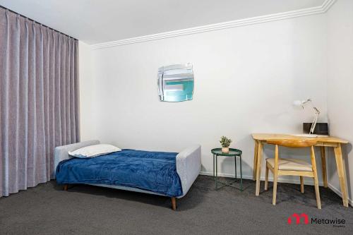 シドニーにあるMetaWiseBnB Studio Dixon Next to ICC & Darling Harbour 43のベッドとテーブルと椅子のある寝室