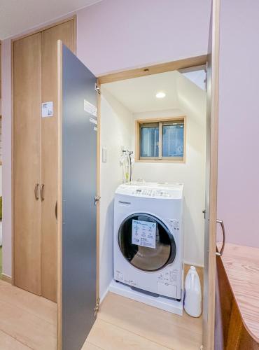 a washer and dryer in a tiny house at 花渓居 绫 in Osaka