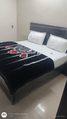 Ein Bett oder Betten in einem Zimmer der Unterkunft HOTEL Sagar
