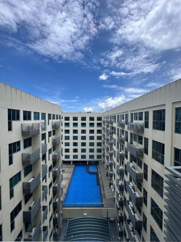 vista su due edifici con appartamenti e piscina di Ming Greenage Suite 明绿时代套房 @Kota Kinabalu 亚庇市中心 a Kota Kinabalu