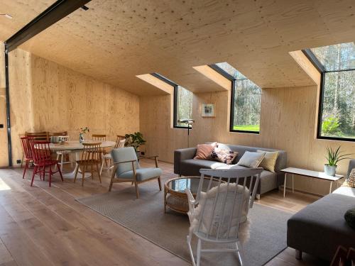 a living room with a couch and a table at Capsula aan de Wadi in Diepenheim