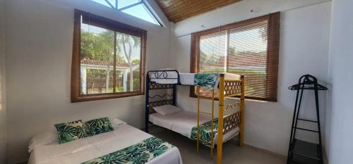 una habitación con dos literas y una ventana en Casa con piscina privada, en Melgar