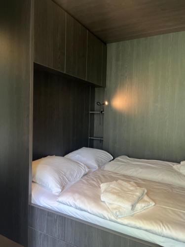 เตียงในห้องที่ Capsula in het Bos